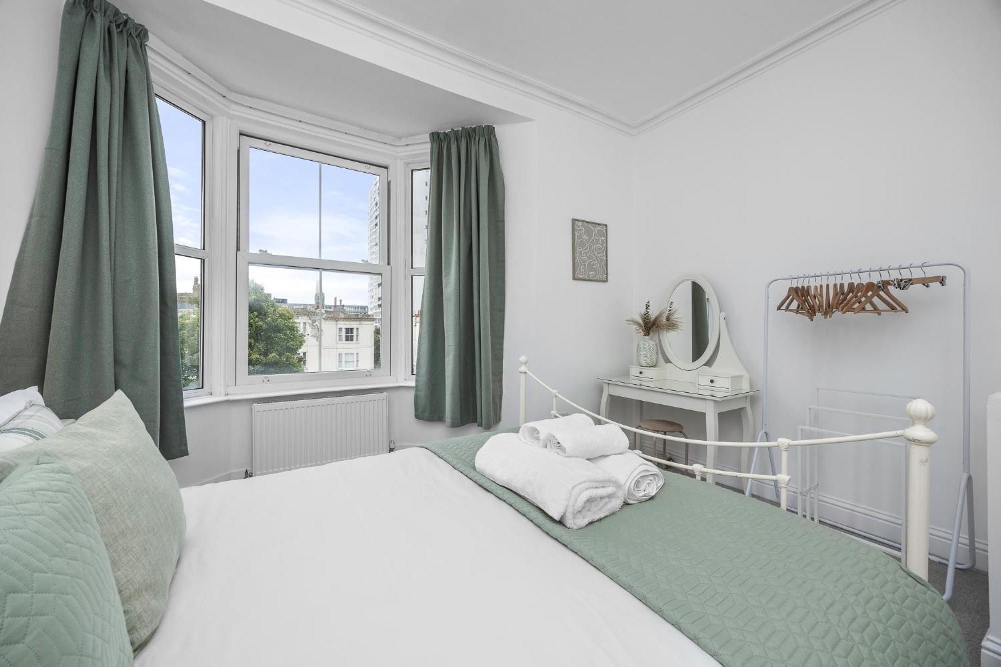 2 Bedroom Flat - With King Sized Beds, Netflix And Sky - Perfect For Contractors, Vacation Guests Or Those Relocating 布赖顿 外观 照片