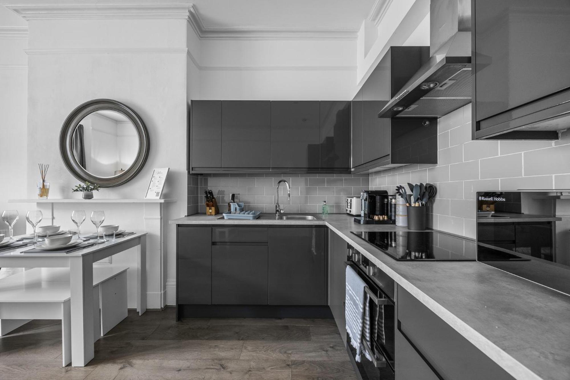 2 Bedroom Flat - With King Sized Beds, Netflix And Sky - Perfect For Contractors, Vacation Guests Or Those Relocating 布赖顿 外观 照片