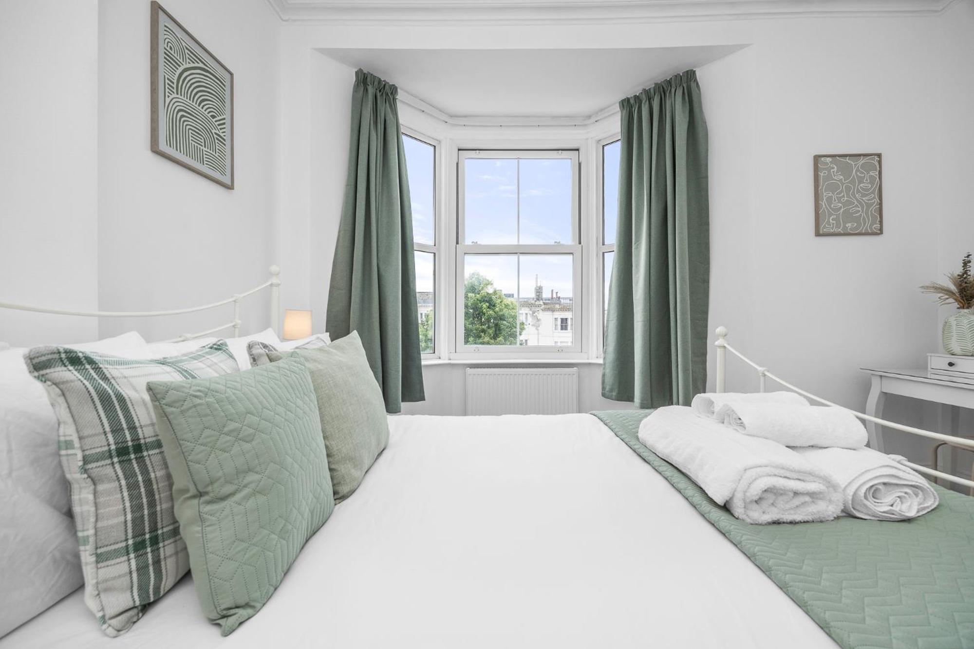 2 Bedroom Flat - With King Sized Beds, Netflix And Sky - Perfect For Contractors, Vacation Guests Or Those Relocating 布赖顿 外观 照片