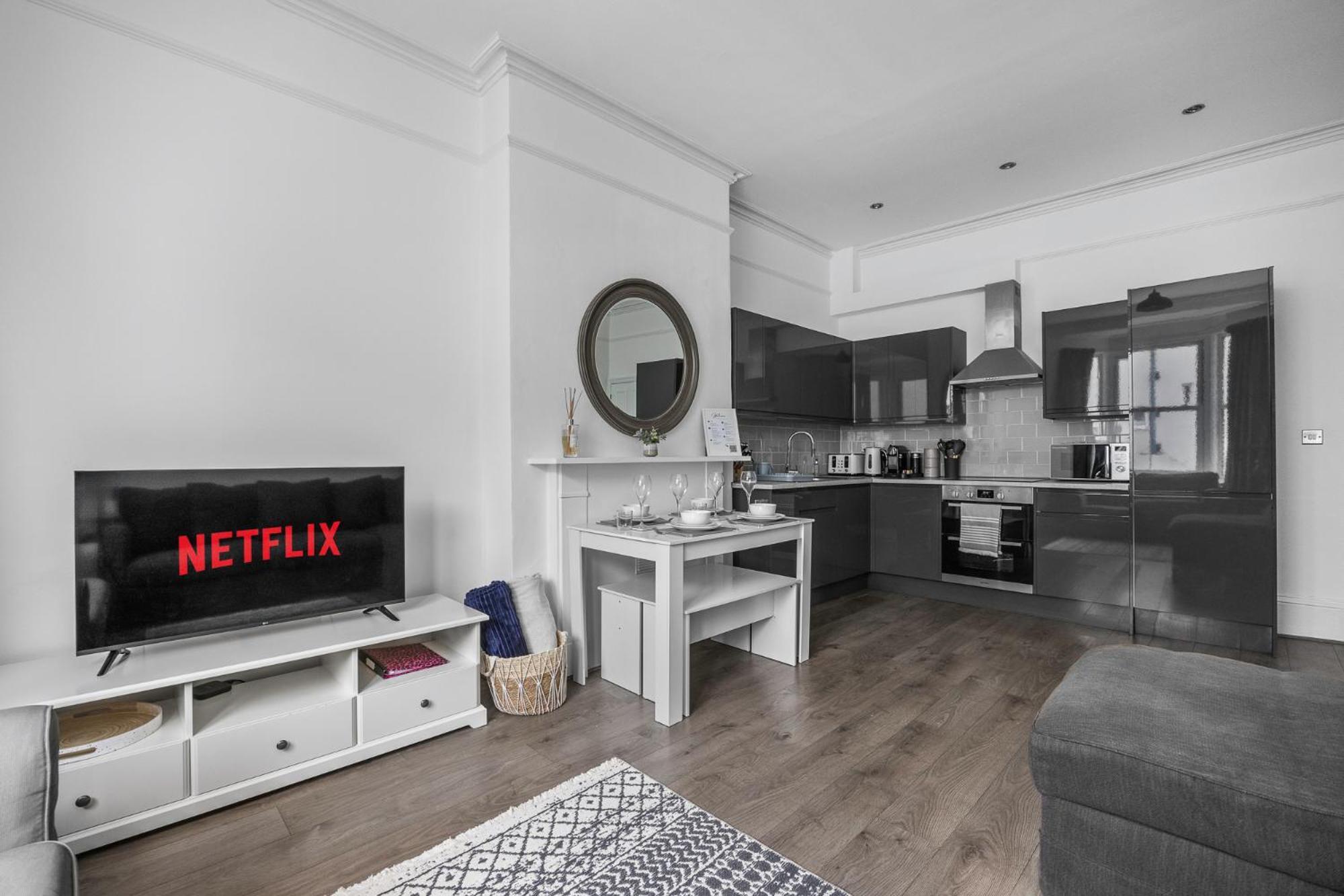 2 Bedroom Flat - With King Sized Beds, Netflix And Sky - Perfect For Contractors, Vacation Guests Or Those Relocating 布赖顿 外观 照片