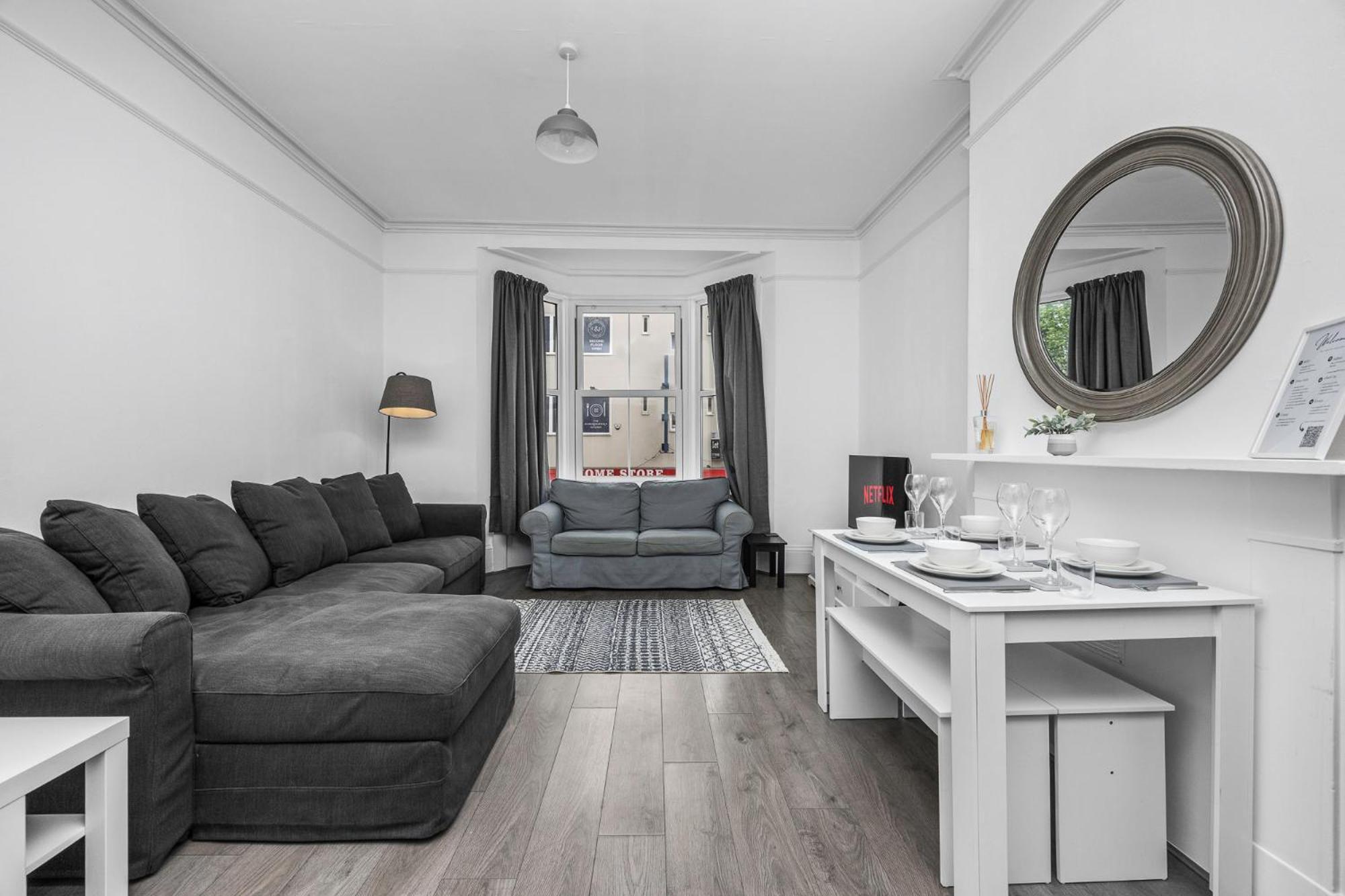 2 Bedroom Flat - With King Sized Beds, Netflix And Sky - Perfect For Contractors, Vacation Guests Or Those Relocating 布赖顿 外观 照片