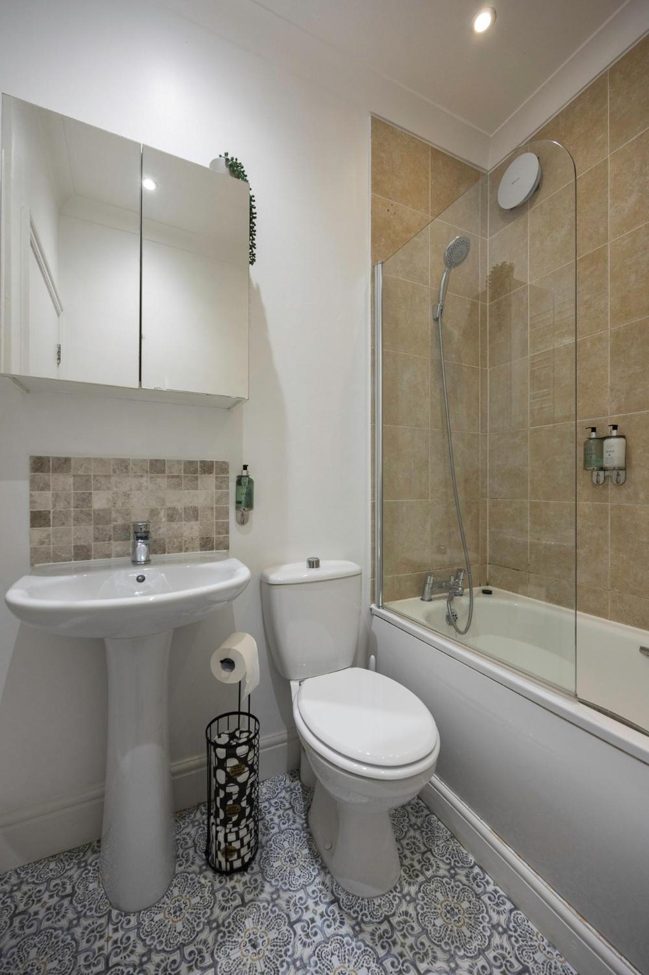 2 Bedroom Flat - With King Sized Beds, Netflix And Sky - Perfect For Contractors, Vacation Guests Or Those Relocating 布赖顿 外观 照片